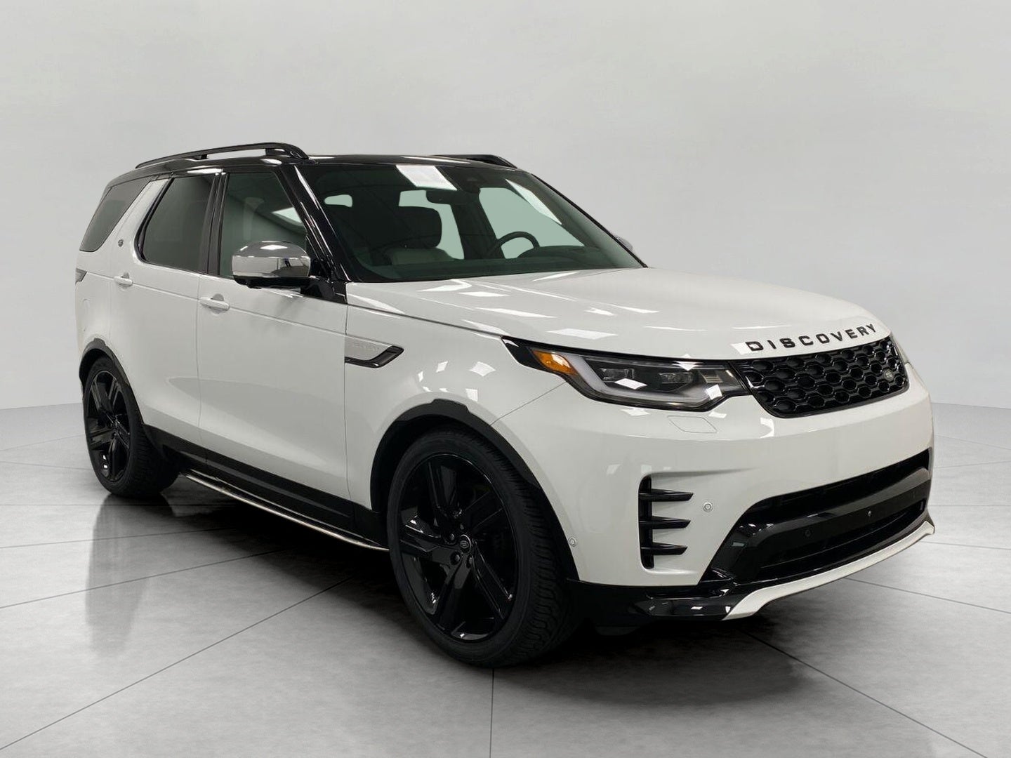 2024 Land Rover Discovery P300 Dynamic SE