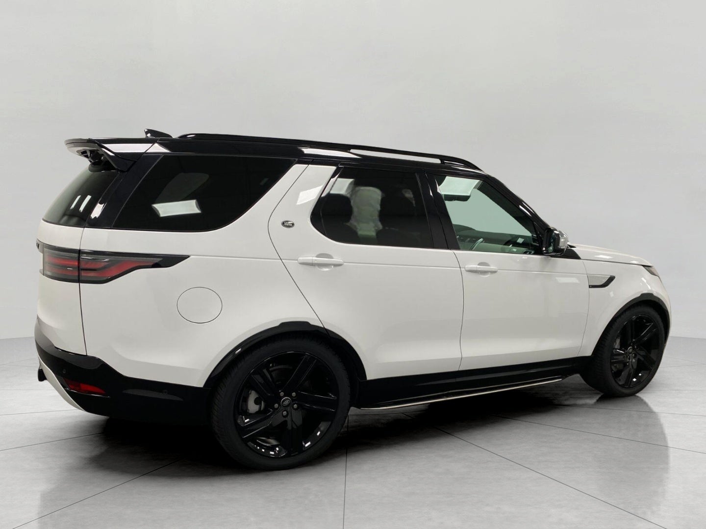 2024 Land Rover Discovery P300 Dynamic SE