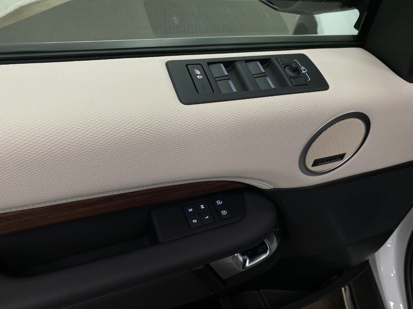 2024 Land Rover Discovery P300 Dynamic SE