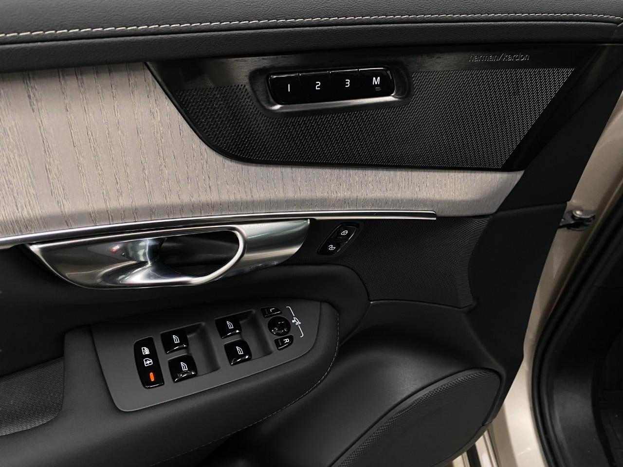 2026 Volvo XC90 B6 AWD Ultra Dark Theme 7-Seater