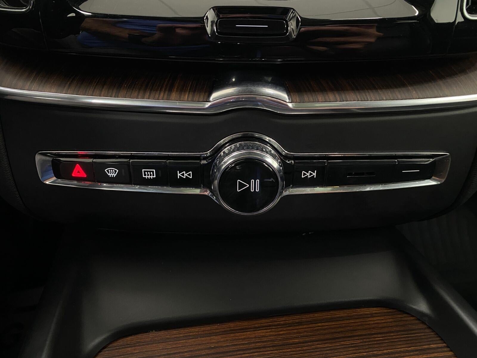 2021 Volvo XC60 T6 AWD Momentum