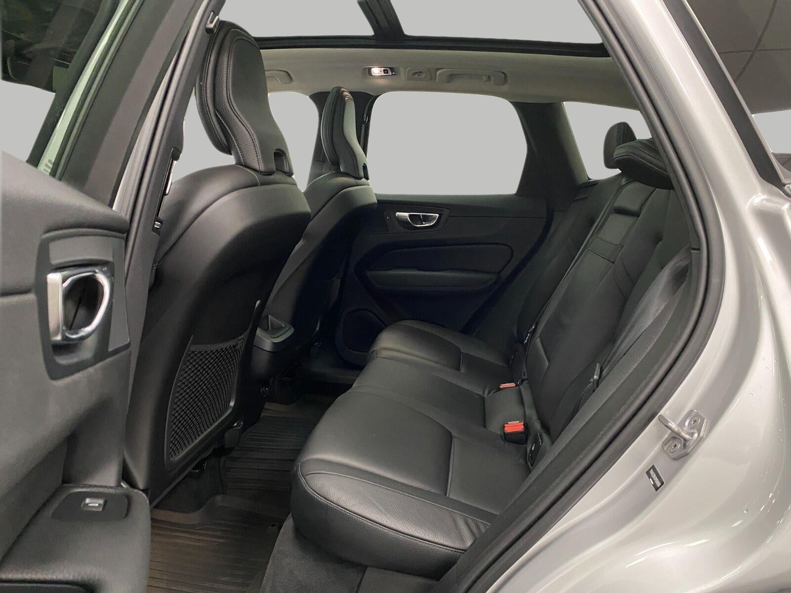 2021 Volvo XC60 T6 AWD Momentum