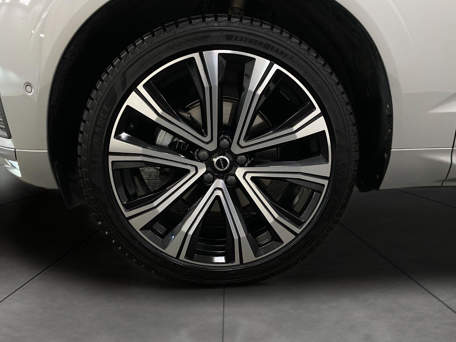 2023 Volvo XC60 B5 AWD Ultimate Bright Theme
