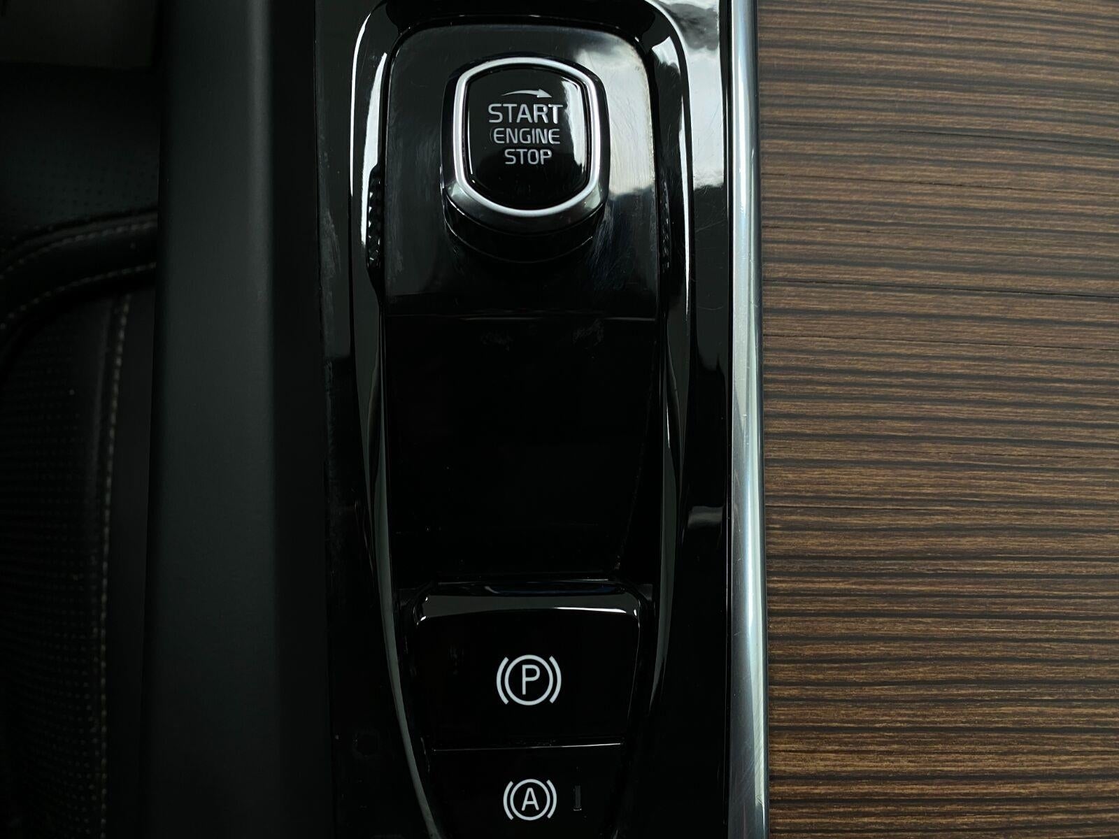 2023 Volvo XC60 B5 AWD Ultimate Bright Theme
