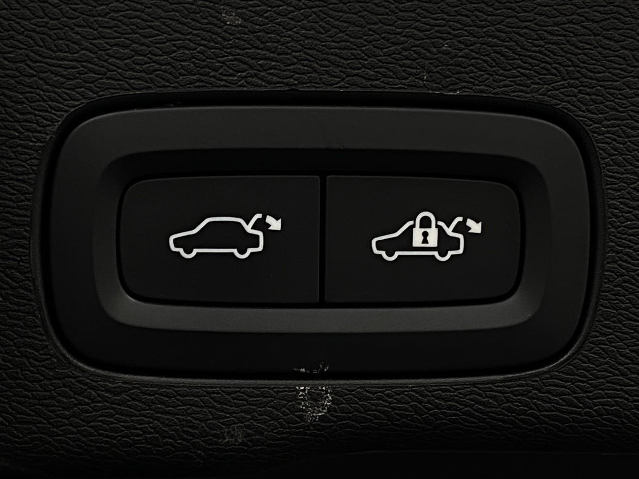 2023 Volvo XC60 B5 AWD Ultimate Bright Theme