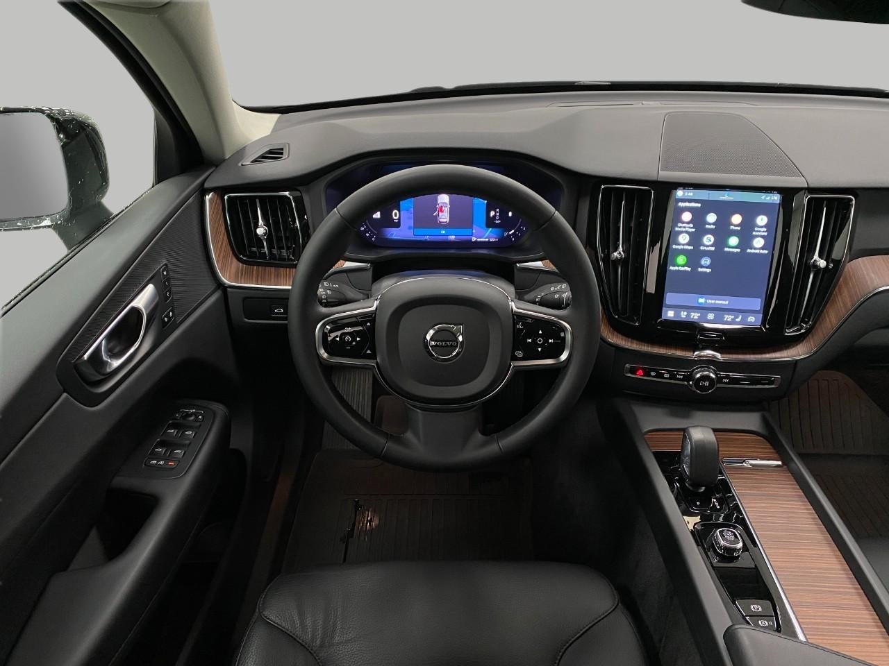 2024 Volvo XC60 B5 AWD Plus Dark Theme