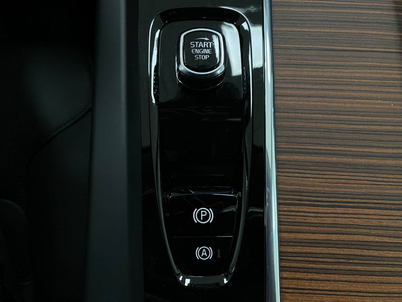 2024 Volvo XC60 B5 AWD Plus Dark Theme