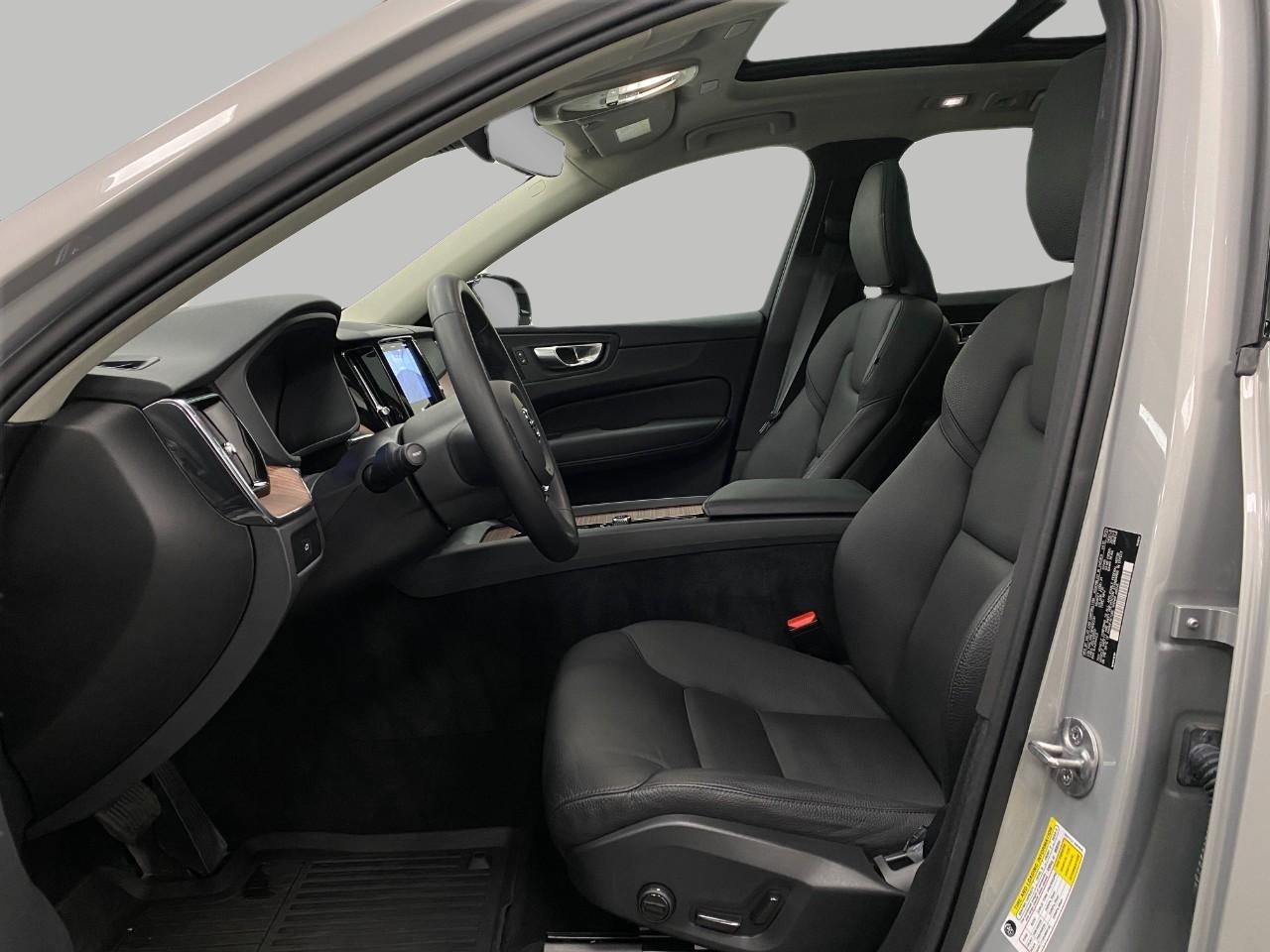 2024 Volvo XC60 B5 AWD Plus Dark Theme