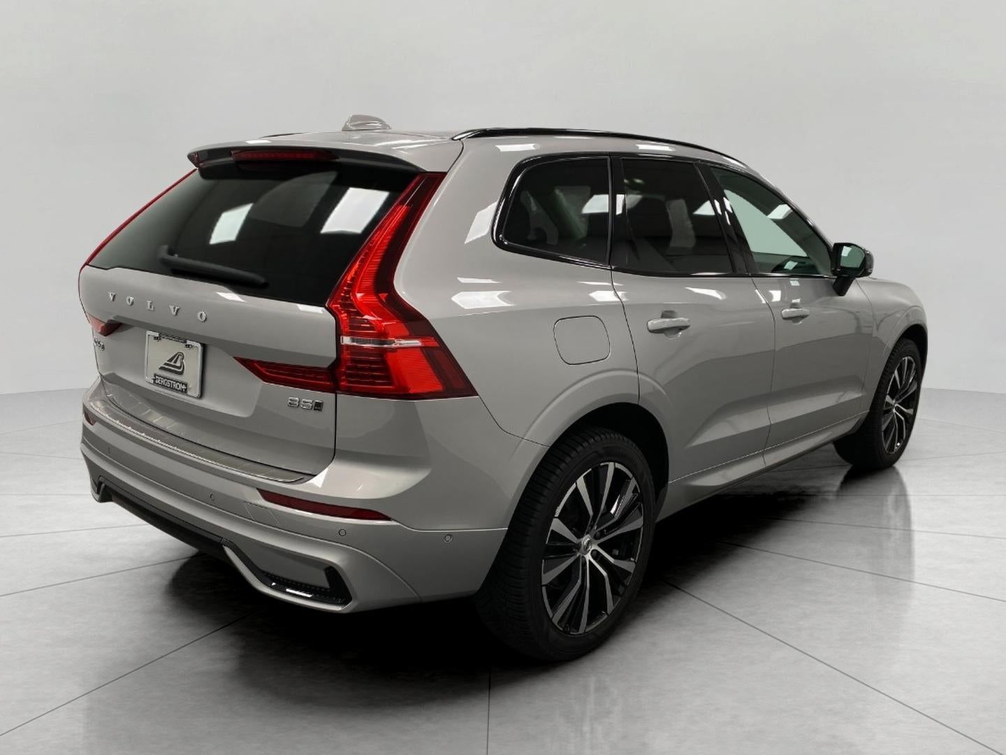 2024 Volvo XC60 B5 AWD Plus Dark Theme