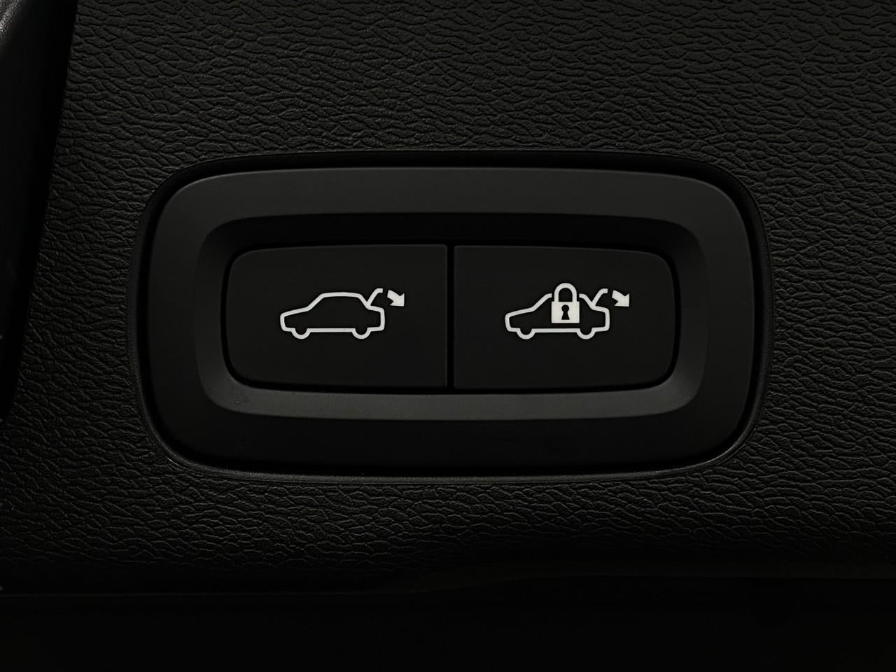 2024 Volvo XC60 B5 AWD Plus Dark Theme